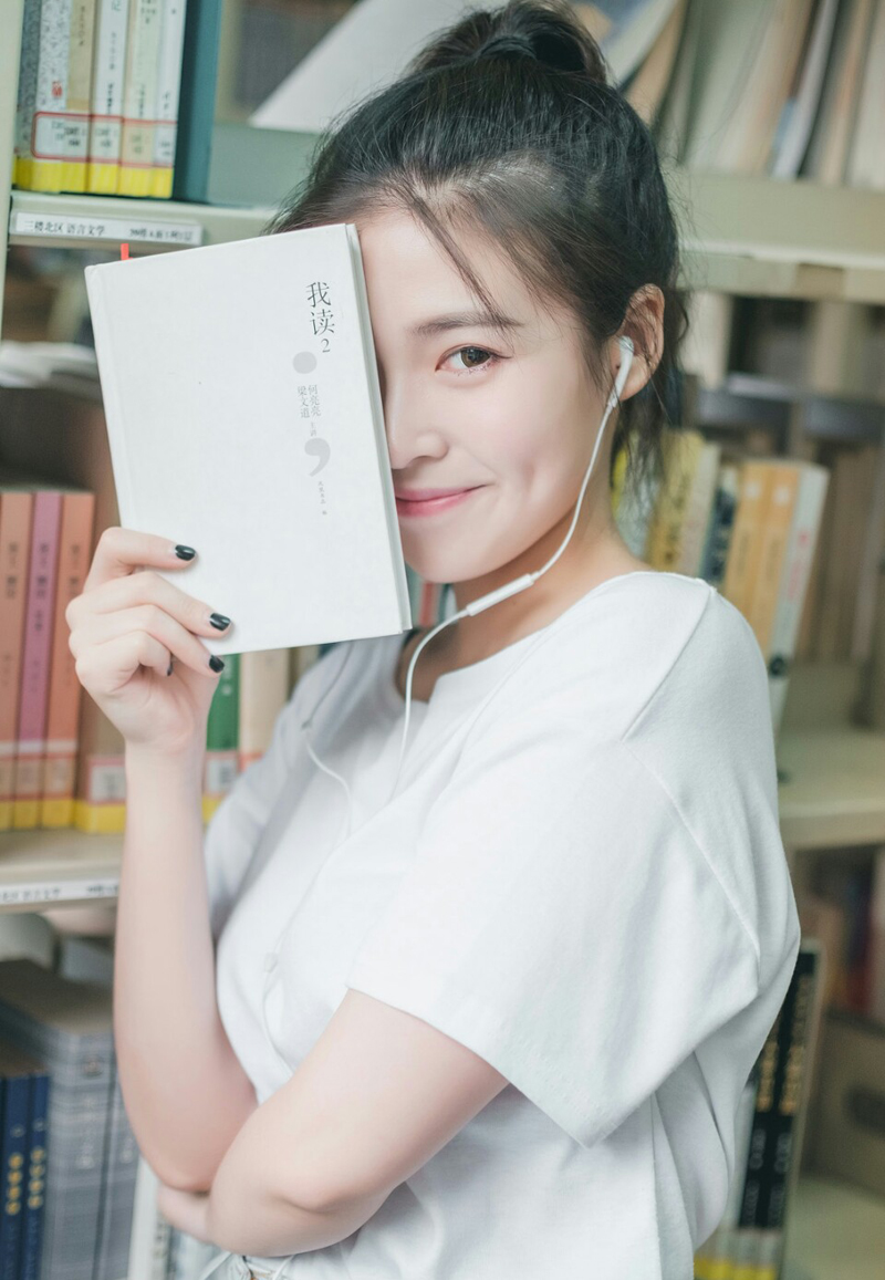“见过孟达将军。”房间里，哪里有什么刘璋和刘璝夫人的影子，却见一男一女两人见到孟达之后，站起身来，抱了抱拳：“不知事情如何？”